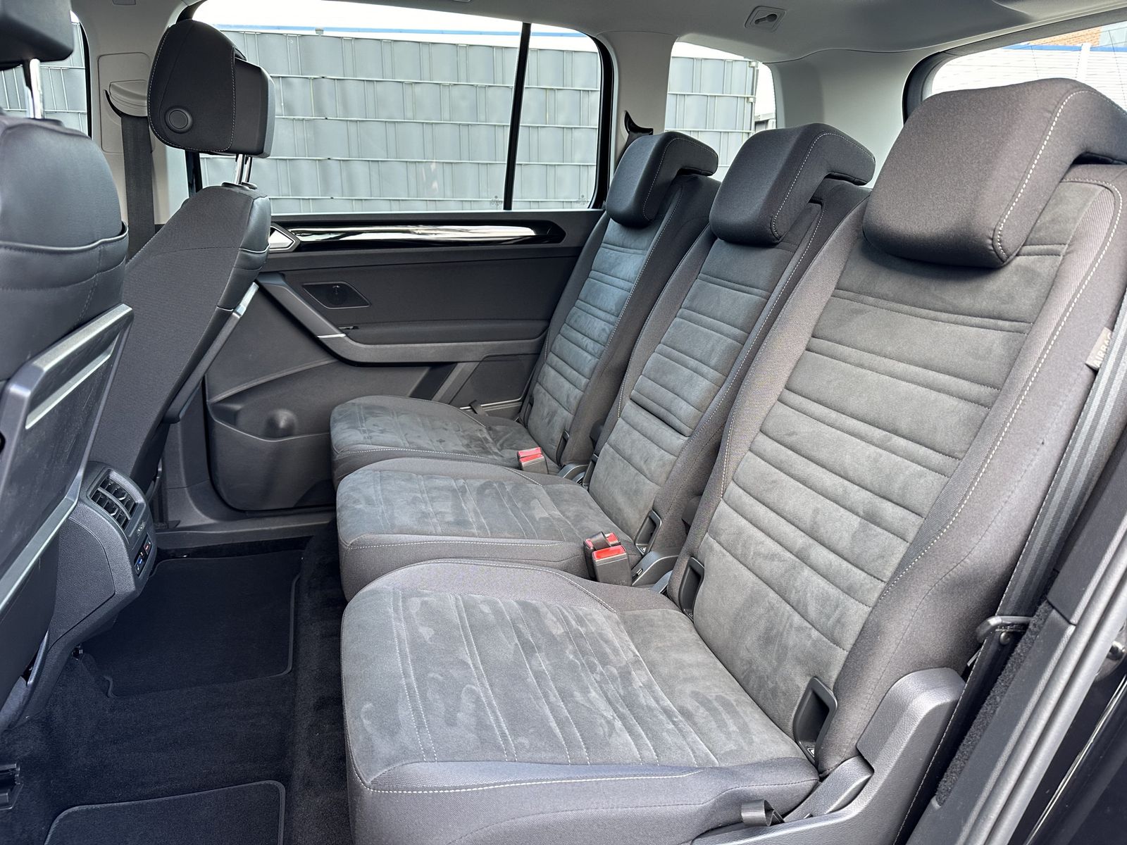 Fahrzeugabbildung Volkswagen Touran 1.5 TSI ACT DSG HL NAV+LED+AHK+ACC+KAM+PP