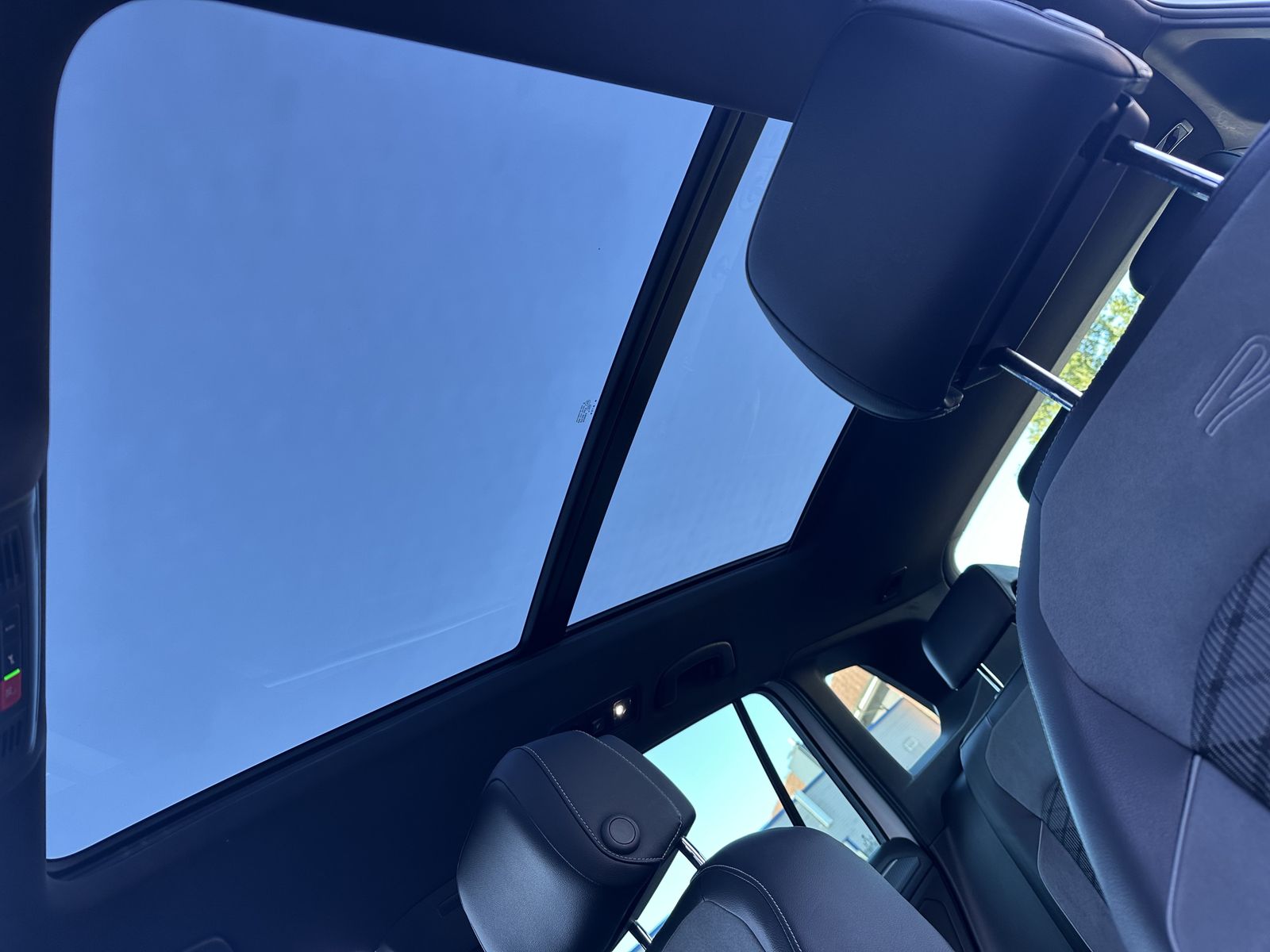 Fahrzeugabbildung Volkswagen Tiguan 2.0 TDI DSG 4M R-Line NAV+MATRIX+PANO+KAM