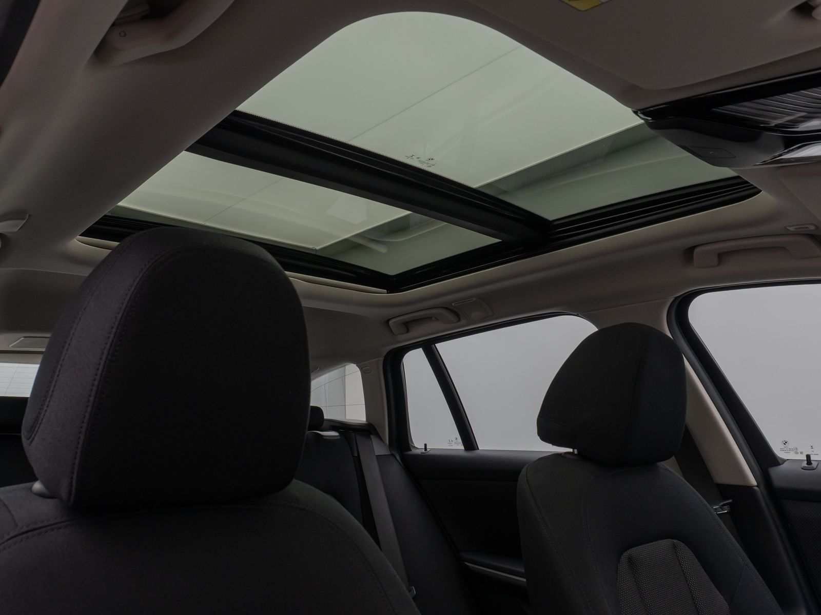 Fahrzeugabbildung BMW 320d Panorama DAB H/K Lordos Stop&Go PDC LED