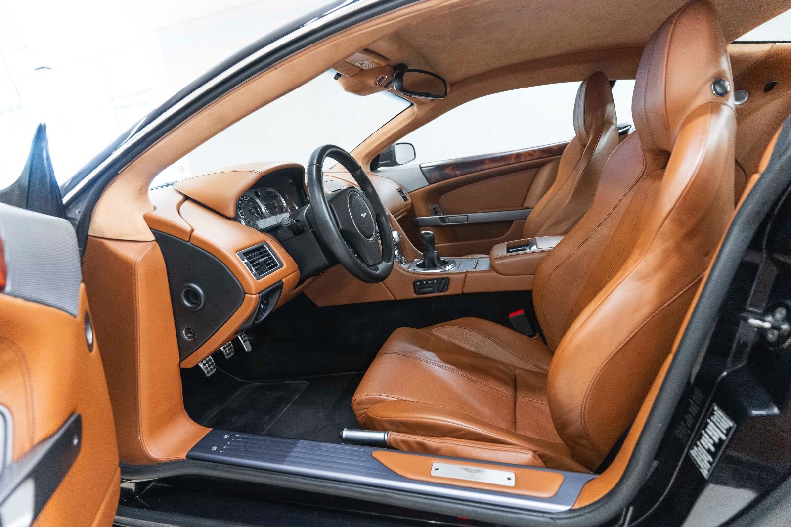 Fahrzeugabbildung Aston Martin DB9 Coupe Schalter 1/385 Sportpaket