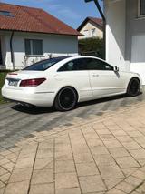 Mercedes-Benz E 400 Coupé - Mercedes-Benz E 400 mit Benzin-Antrieb