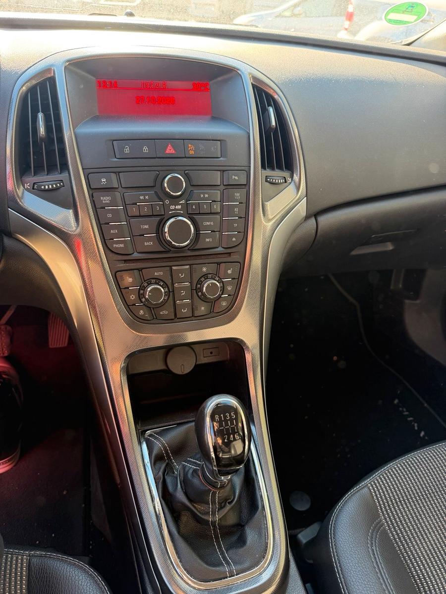 Opel Astra 2011 — photo 6