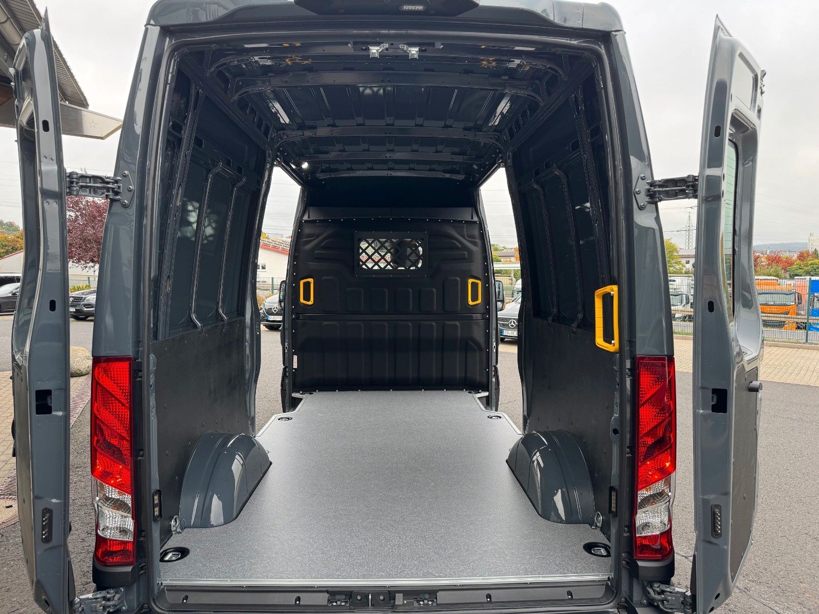 Fahrzeugabbildung Iveco Daily 35S18HA8 3.0L *R3.520mm*AHK*2xSchiebetür*