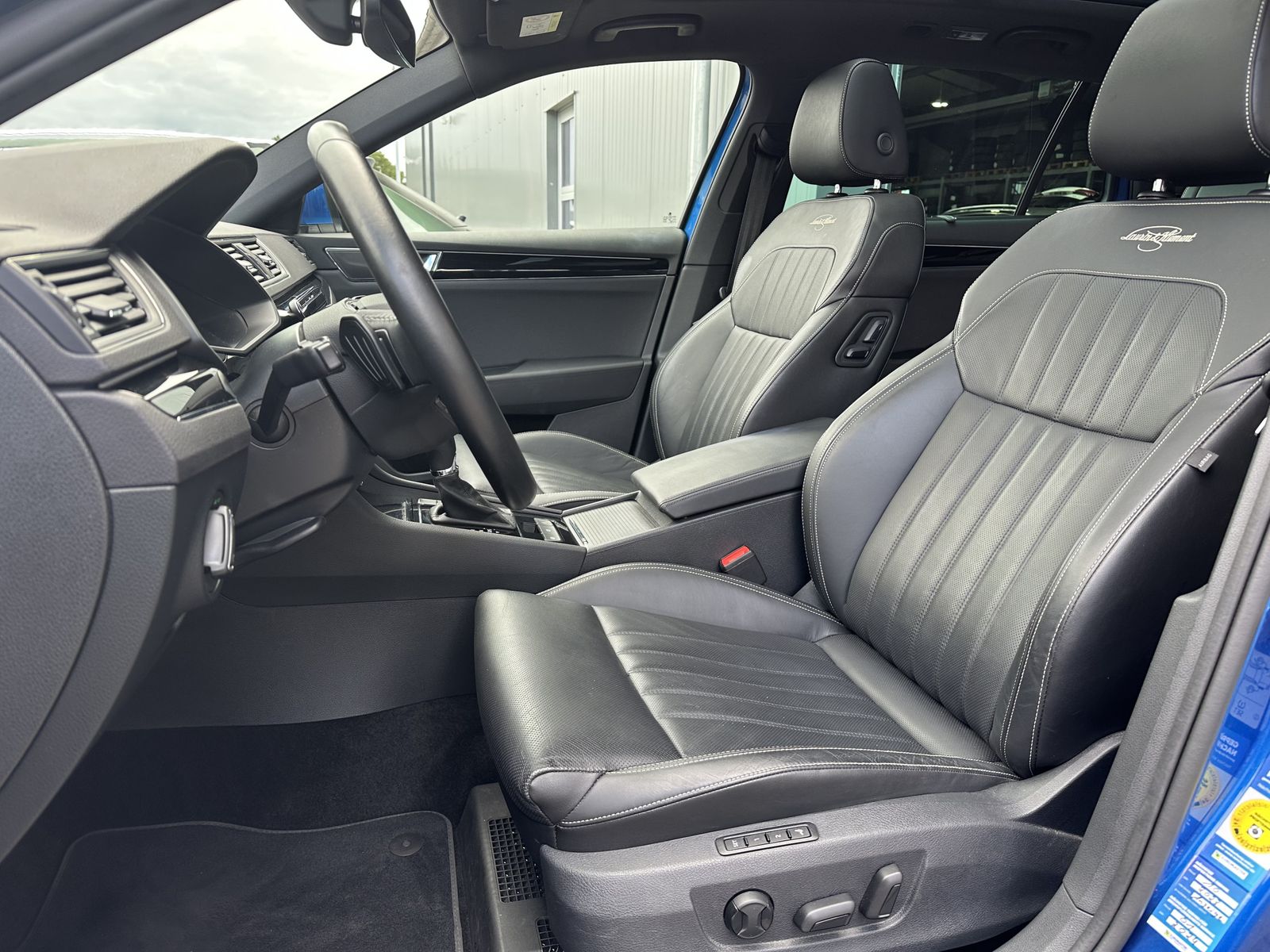 Fahrzeugabbildung SKODA Superb Combi 2.0 TDI DSG L&K NAV+LED+AHK+PANO+SH