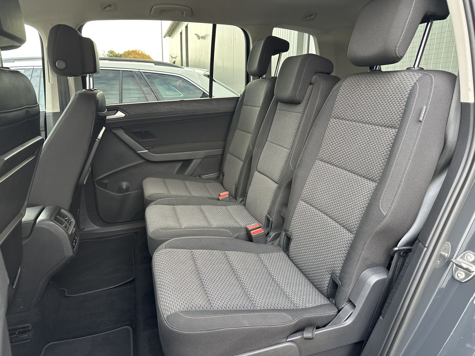 Fahrzeugabbildung Volkswagen Touran 1.5 TSI Comfortline NAV+CARPLAY+17ZO+1HD