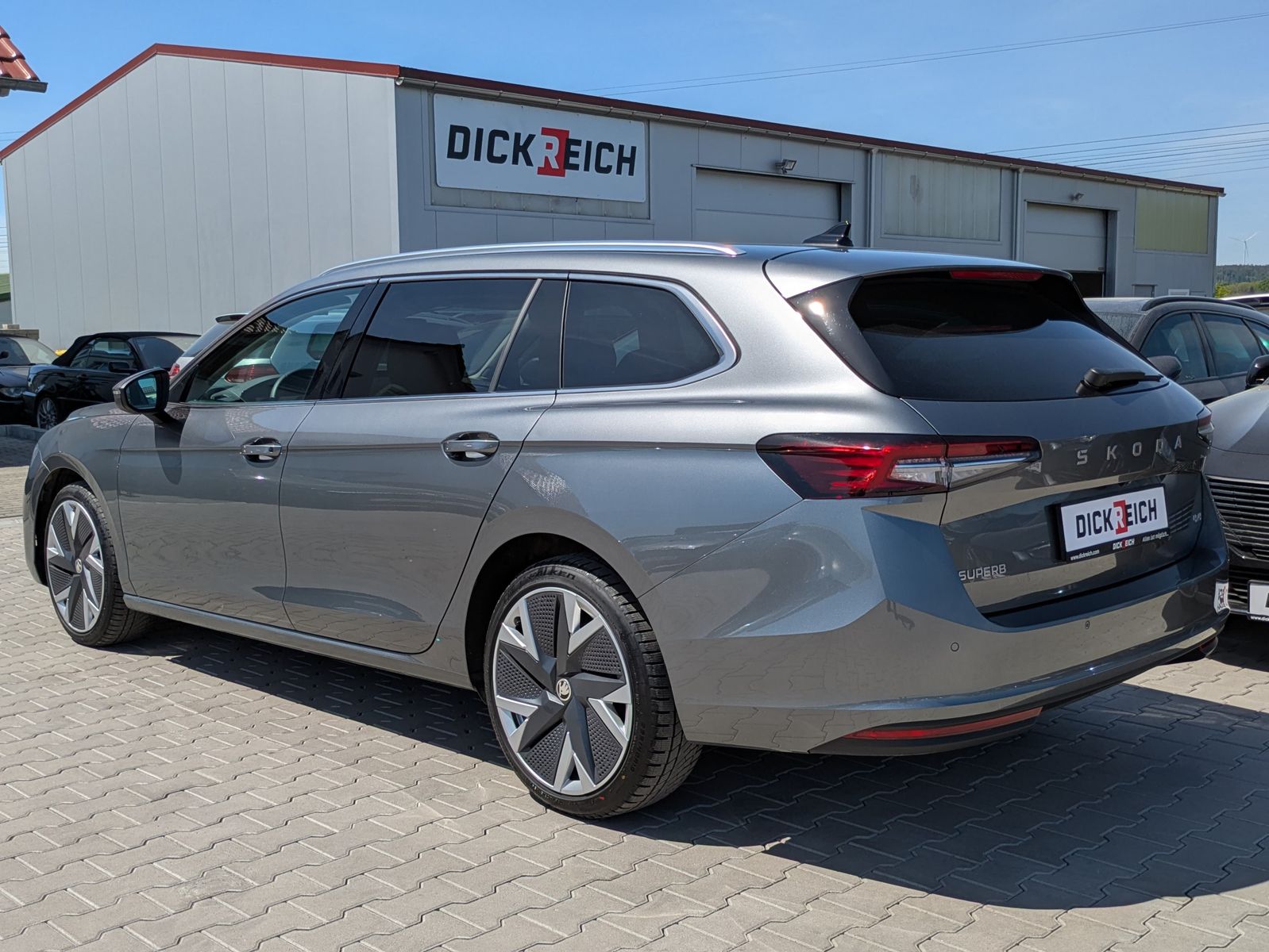 Fahrzeugabbildung SKODA Superb 2.0 TDI 4x4 Selection MATRIX*AHK*PANO*19"