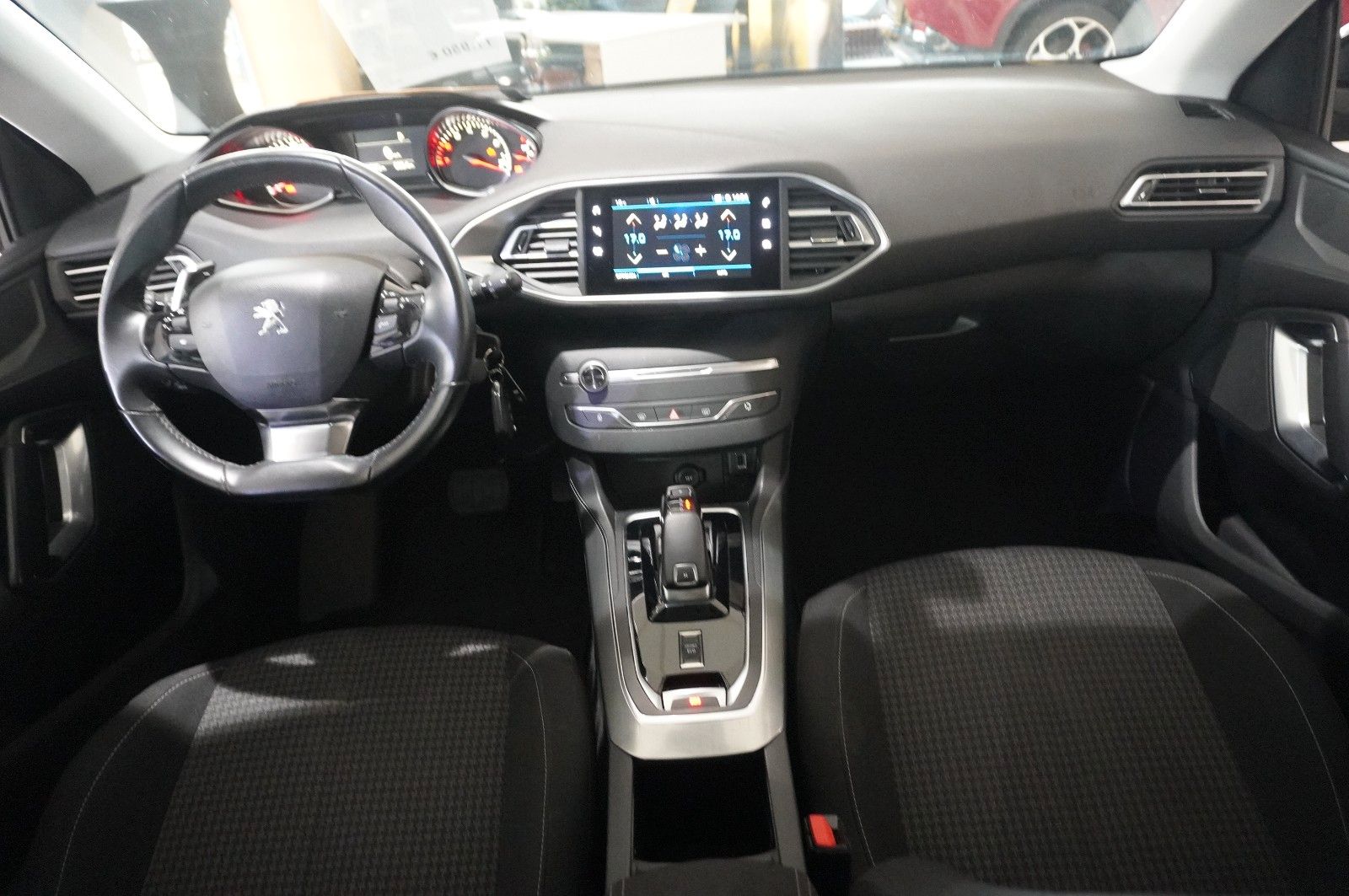 Fahrzeugabbildung Peugeot 308 LIM. 1.2T ACTIVE PACK NAVI/LED/TEMP./DAB+