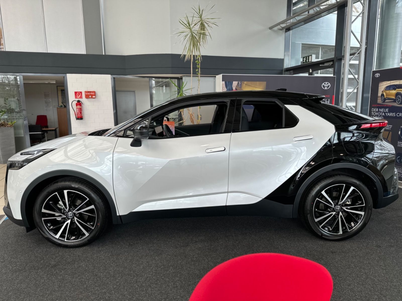 Fahrzeugabbildung Toyota C-HR 2.0 Lounge PREMIERE 360°,NAVI,PANO