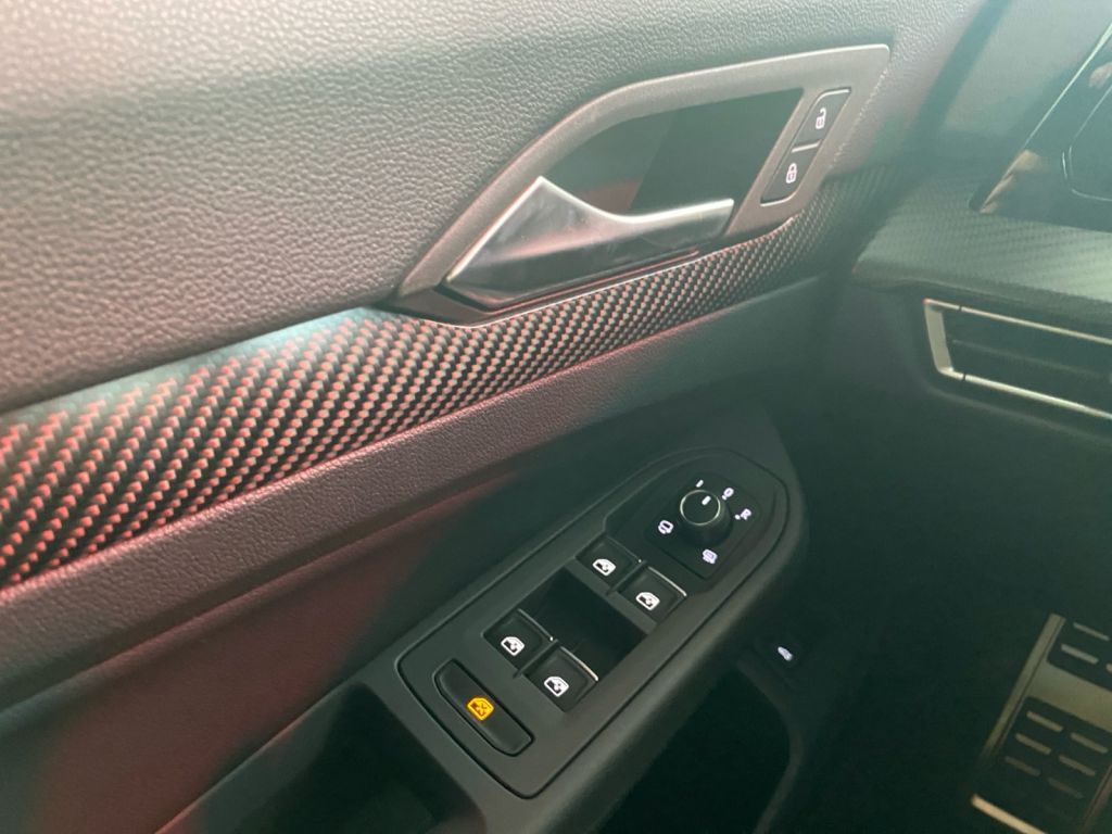 Fahrzeugabbildung Volkswagen Golf Variant R Black Style Harman Carbon VMax270