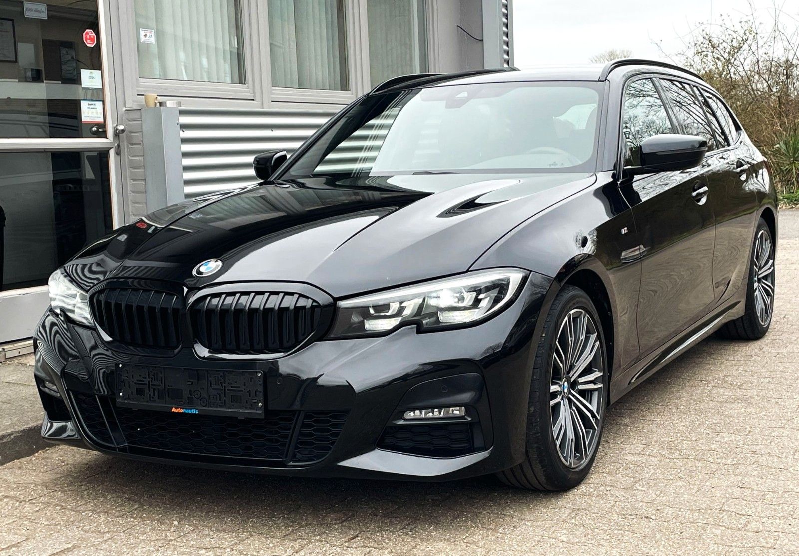 Fahrzeugabbildung BMW 320d M SPORT SAG tLEDER NAVI HiFi LIVE COCPIT+