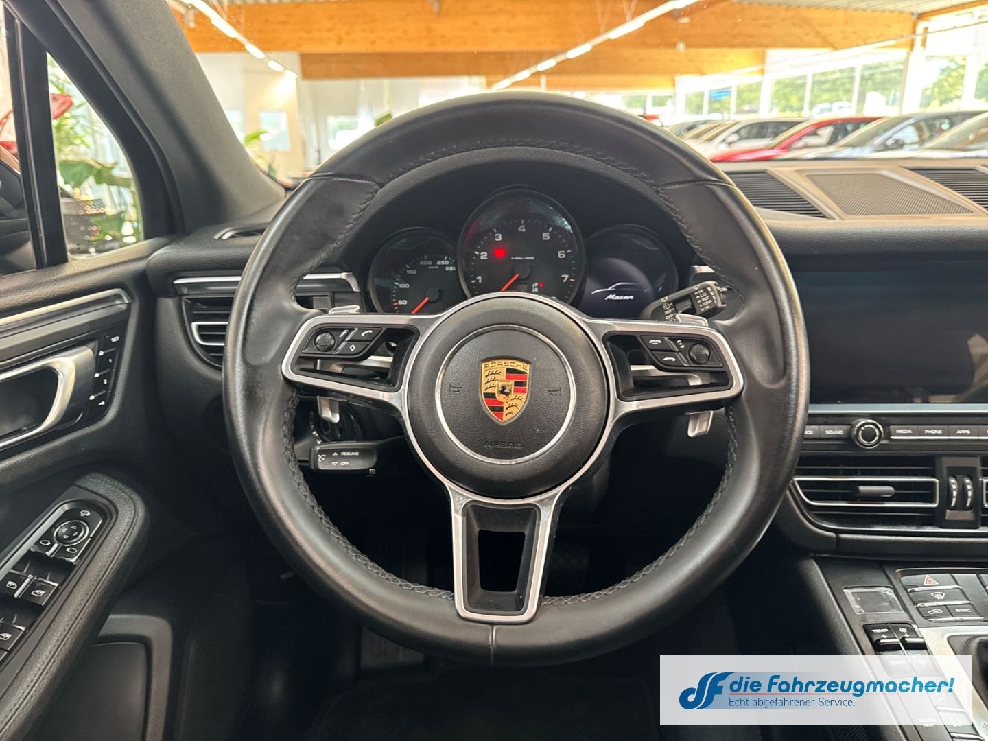 Fahrzeugabbildung Porsche Macan DE-Auto Pano Navi Memory S Soundsy LED Dyn
