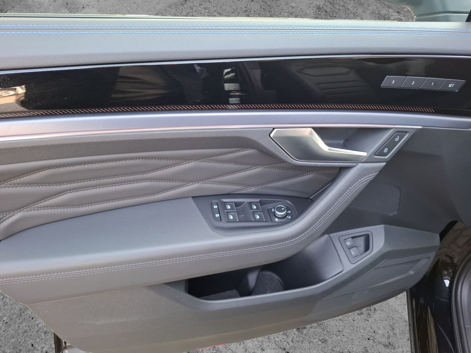 Fahrzeugabbildung Volkswagen Touareg TSI eHybrid R-Line 4M Matrix AHK Pano HU