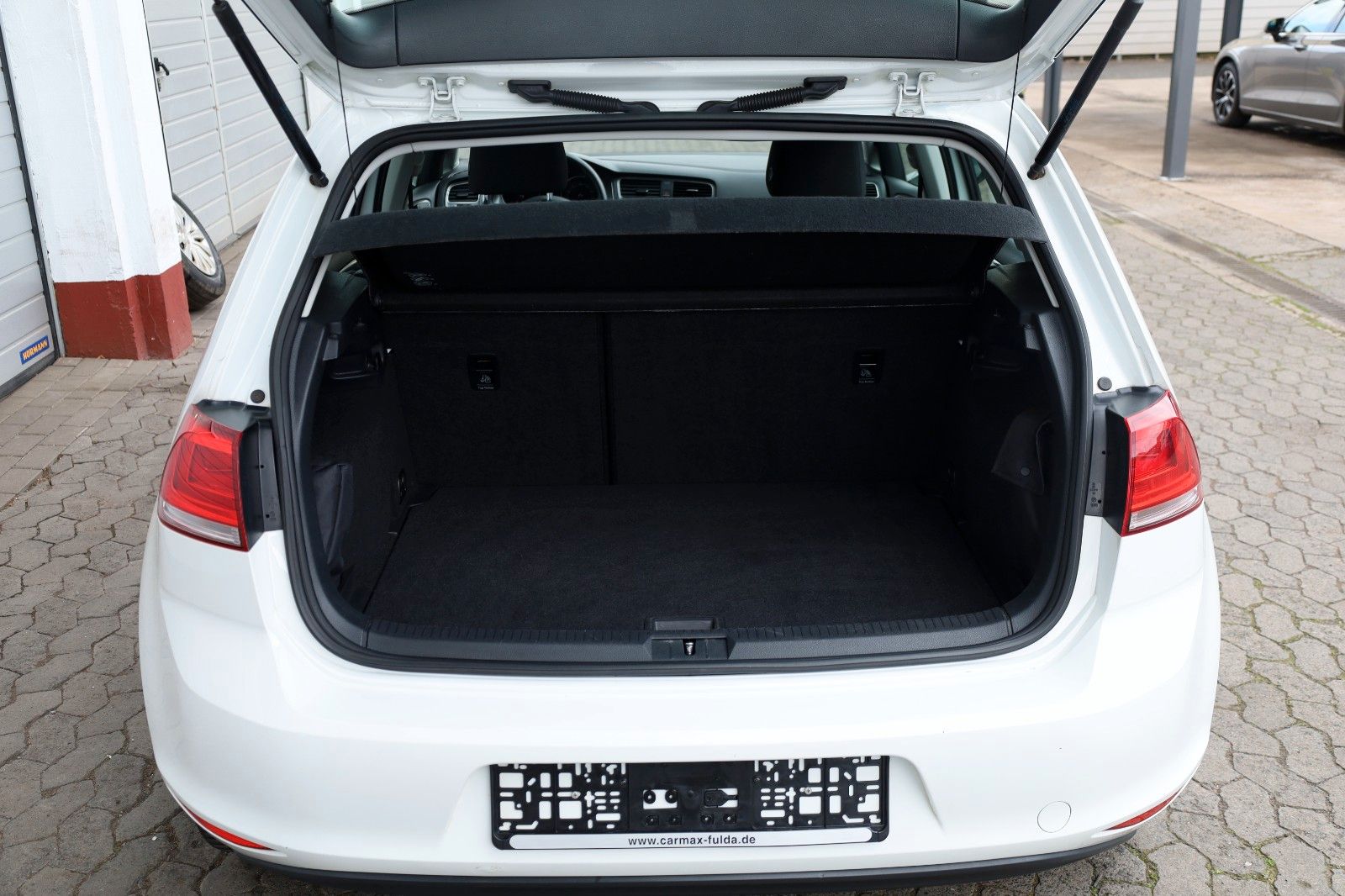 Fahrzeugabbildung Volkswagen Golf VII Lim. Trendline Panorama,8 fach bereift!