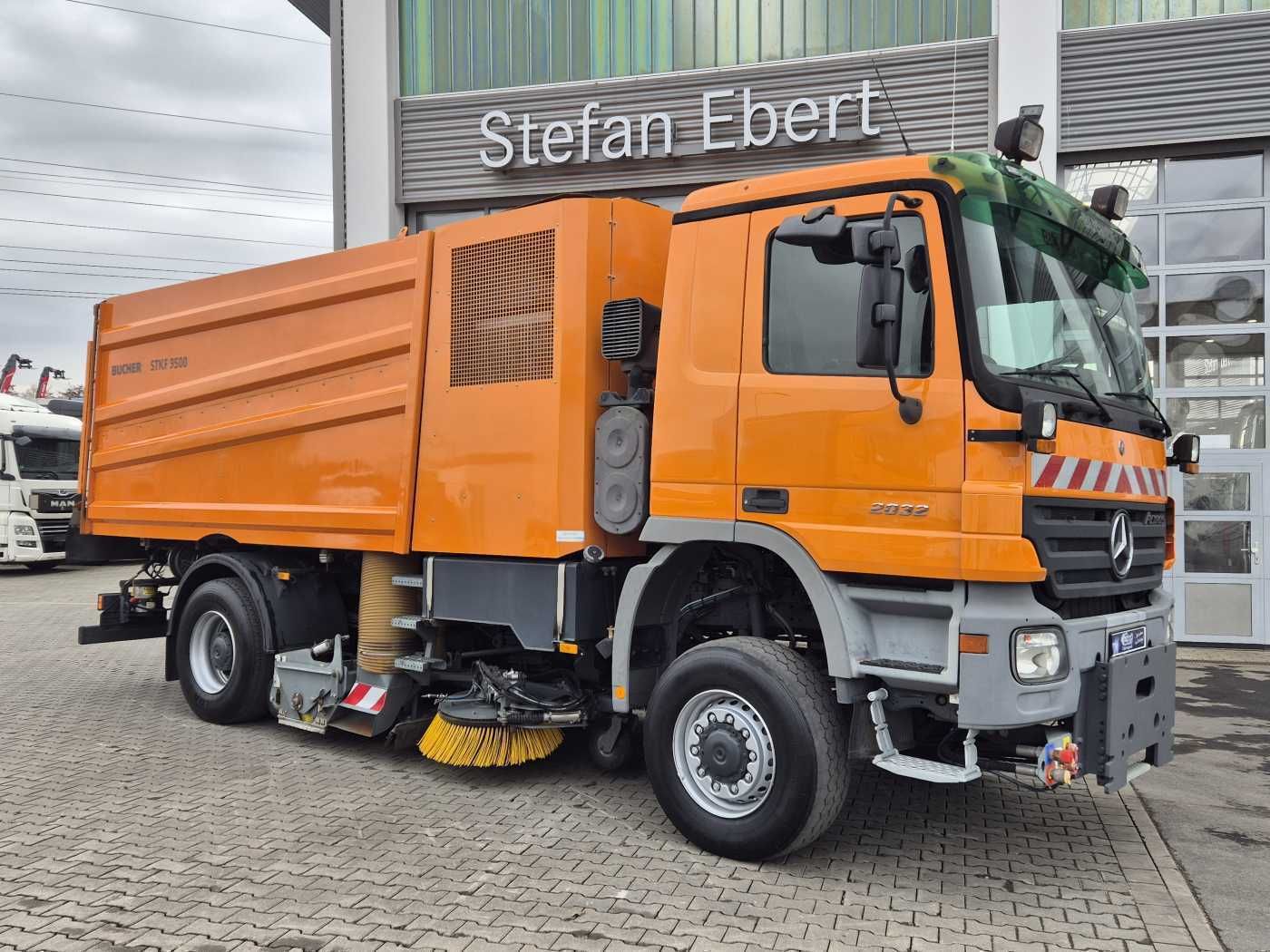 Fahrzeugabbildung Mercedes-Benz Actros 2032 A 4x4 Bucher STKF 9500 Airport 30x