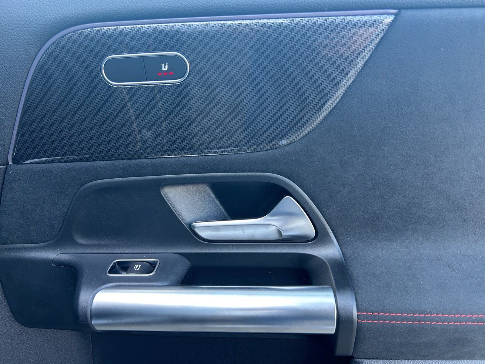 Fahrzeugabbildung Mercedes-Benz GLA 200 d AMG Pano AHK KeyGo DISTRONIC Multibeam