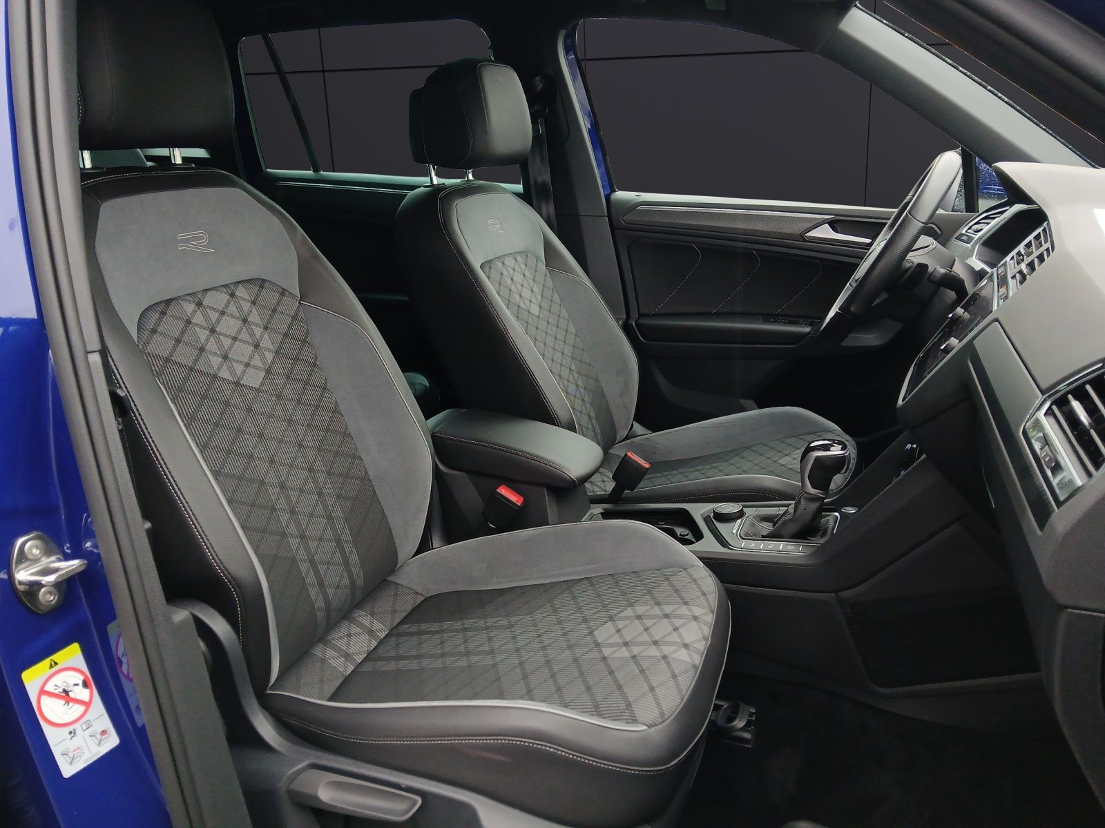 Fahrzeugabbildung Volkswagen Tiguan TDI R-Line DSG 4M STH Matrix AHK ACC RFK