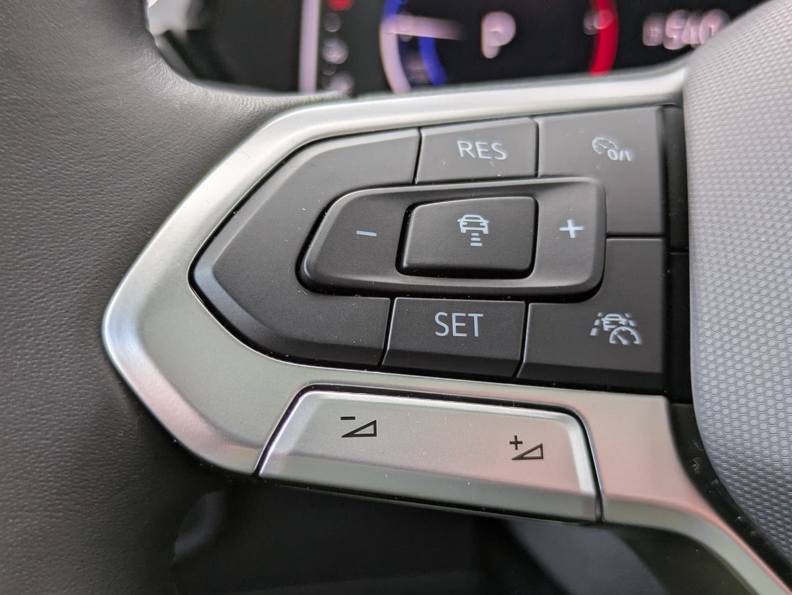 Fahrzeugabbildung Volkswagen Touran 2.0 DSG R-Line High BLACK Pano 7Si IQ AHK