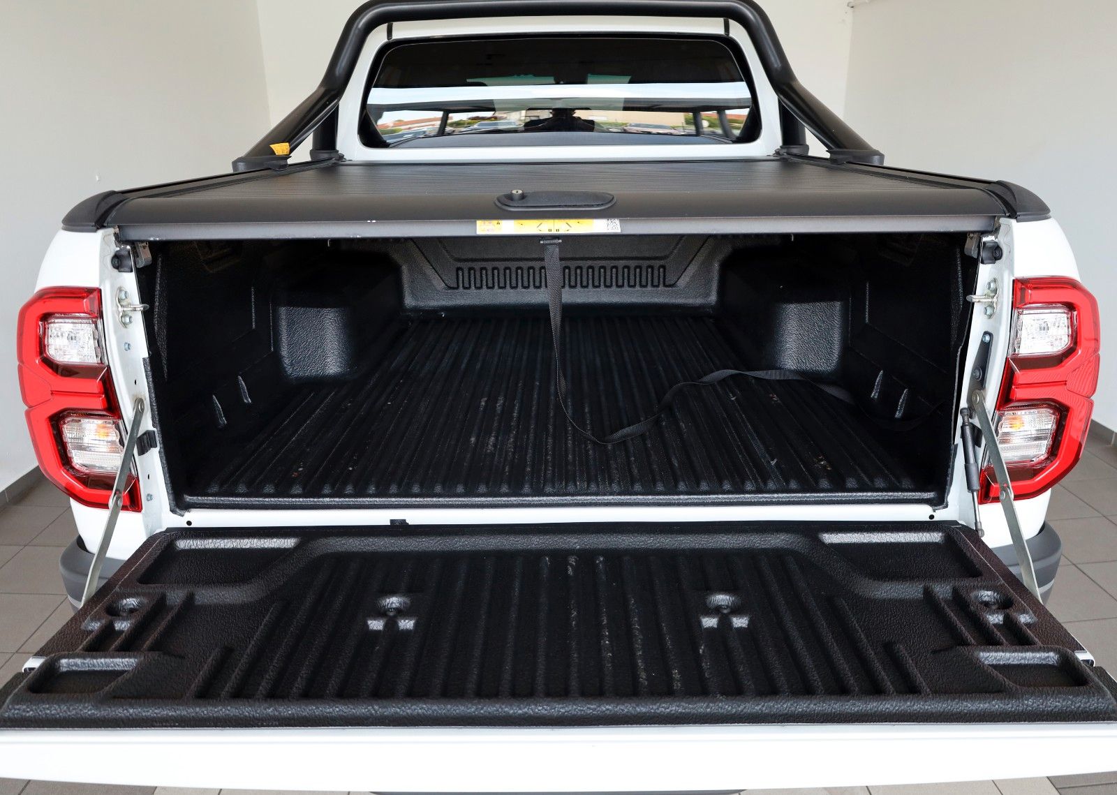 Fahrzeugabbildung Toyota Hilux 2.8 D-4D Invincible,ACC,Rollo,Rollbüg.,AHK