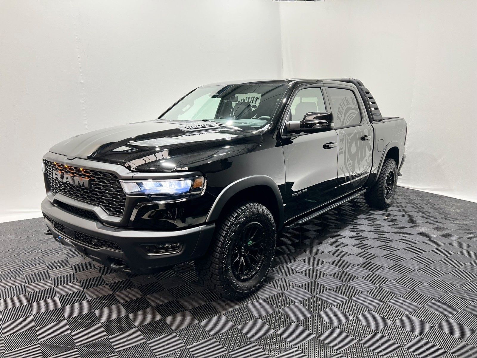 Fahrzeugabbildung Dodge RAM 1500 Rebel Night Premium 3.0L MY25 RTR Umbau