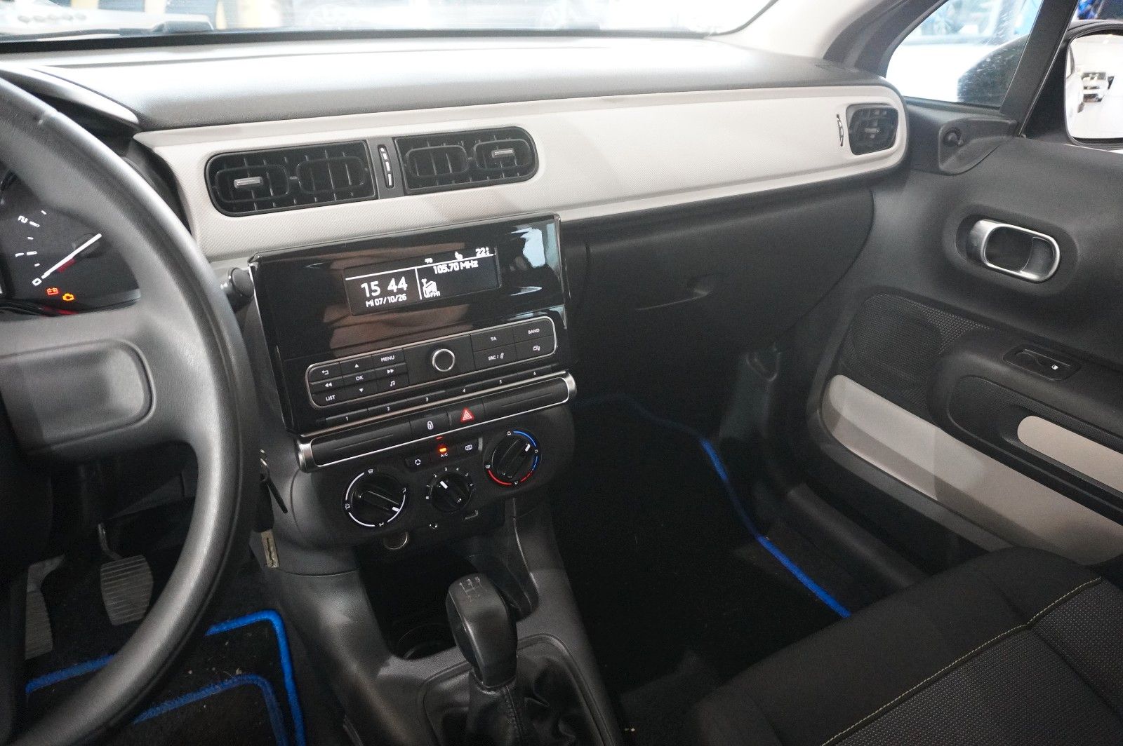 Fahrzeugabbildung Citroën C3 LIM. 1.2 LIVE KLIMA/TEMP./NEBEL/SPORT/USB