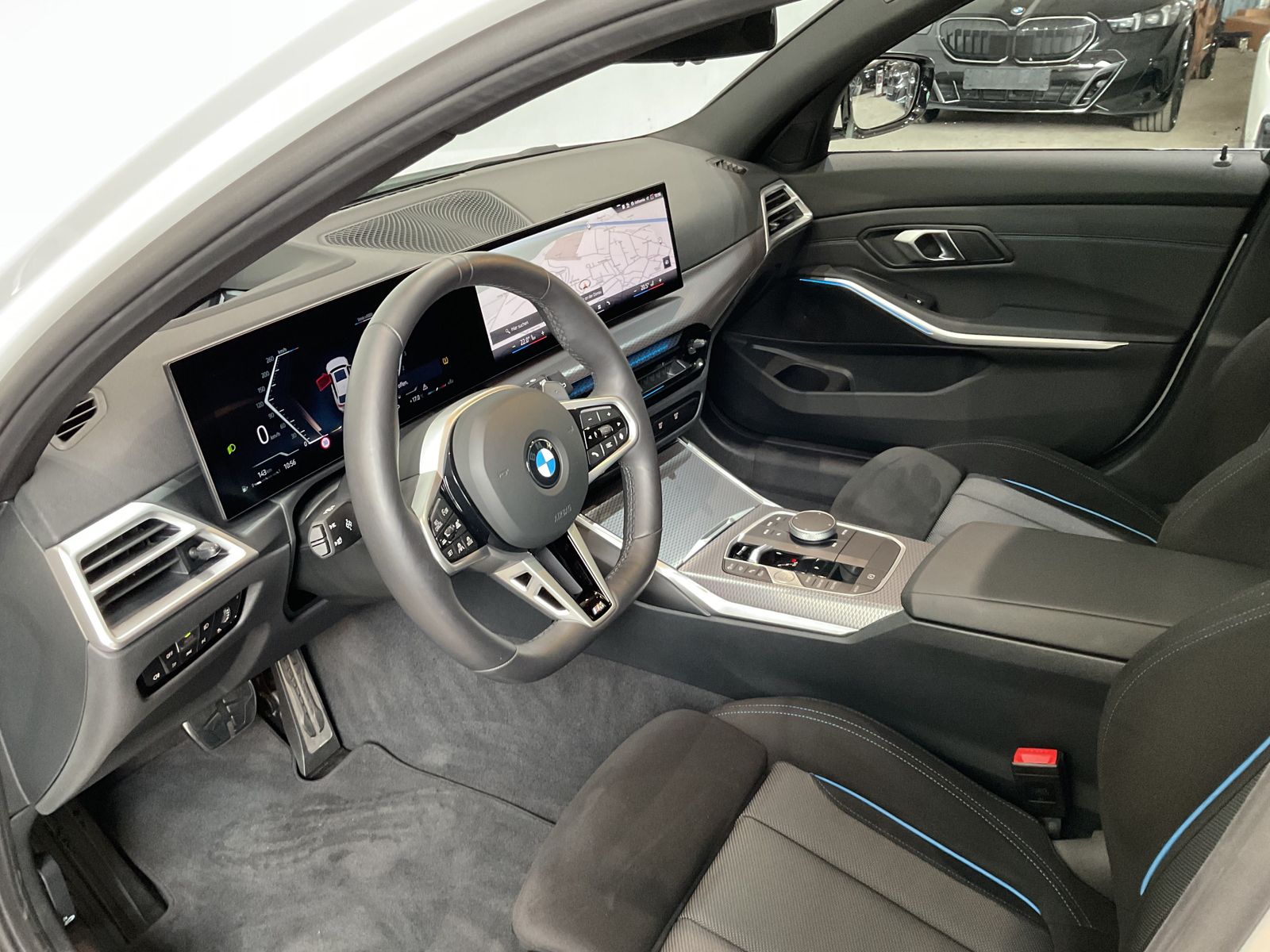 Fahrzeugabbildung BMW 330i xDrive | M Sportpaket pro | Panorama-Glasda