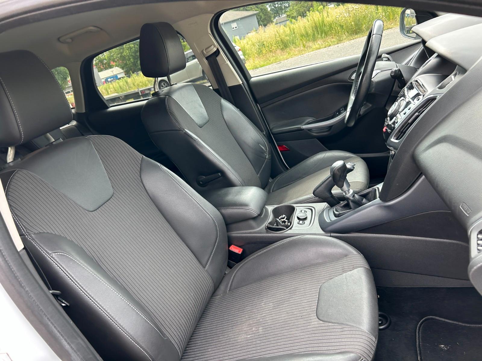 Ford Focus 2013 — photo 30