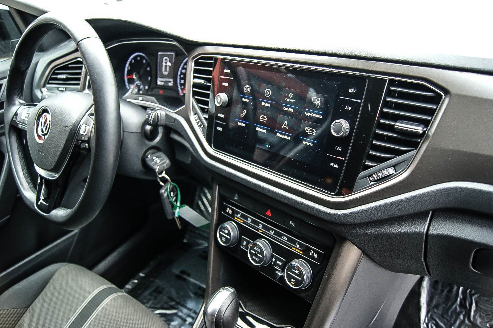 Fahrzeugabbildung Volkswagen T-Roc 15TSI DSG Style STHZG NAVI KAMERA 1HAND AC