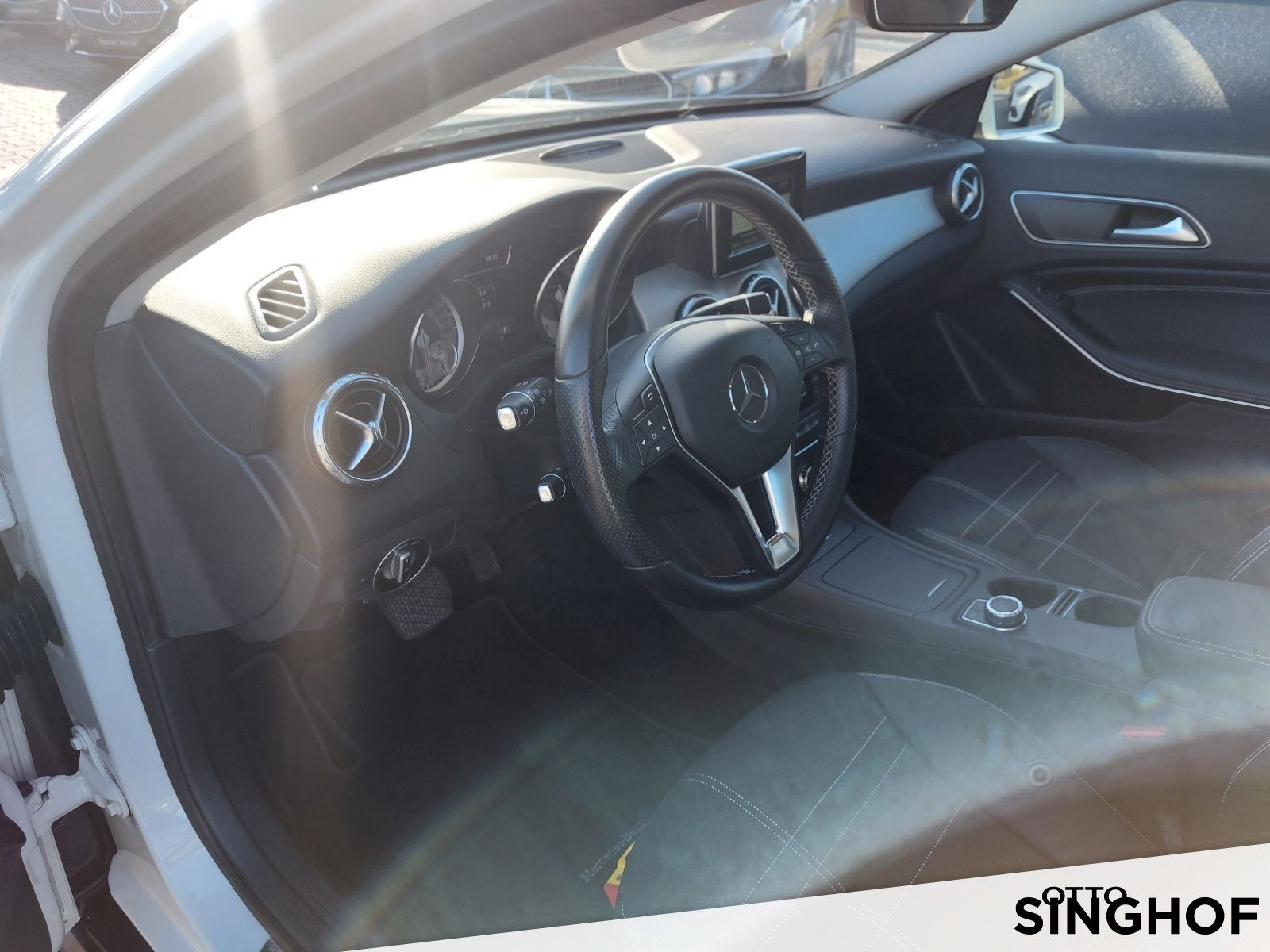 Fahrzeugabbildung Mercedes-Benz GLA 180 Urban +AHK+Pano+Xenon+PDC+Navi+SHZ+Klima