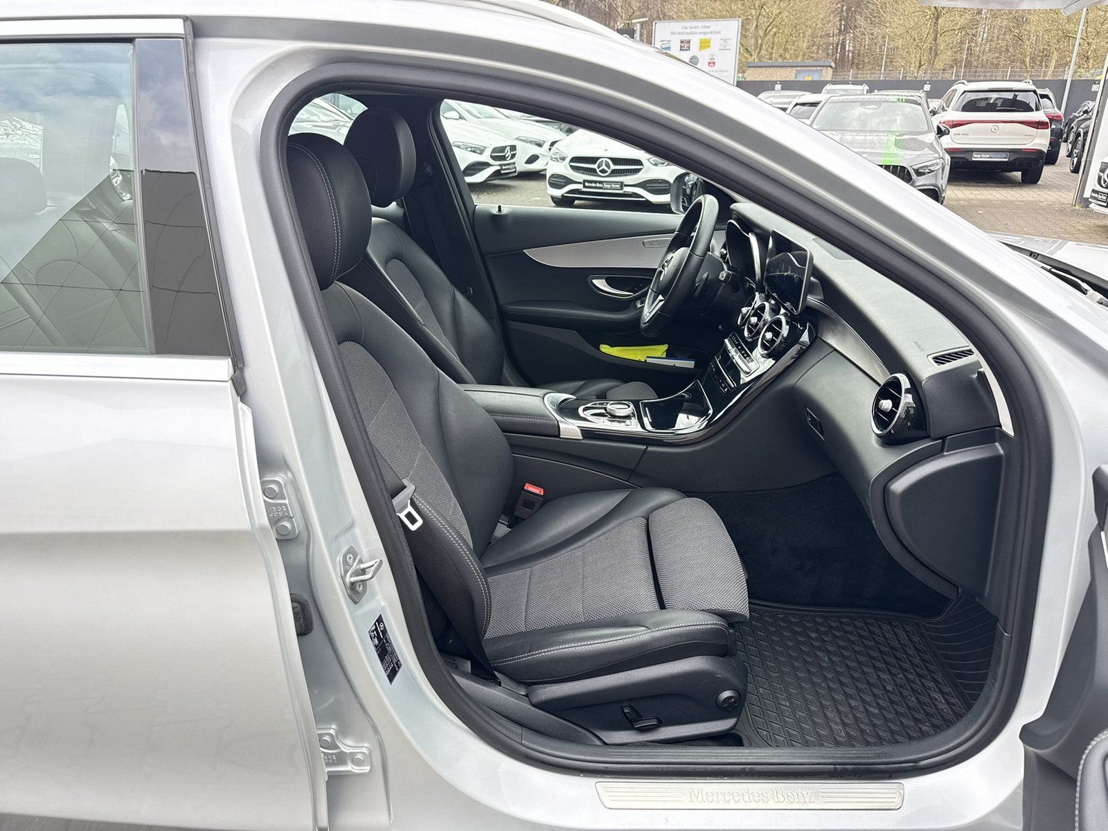 Fahrzeugabbildung Mercedes-Benz C 220 d T AVANTGARDE*LED*KAMERA*NAVI*