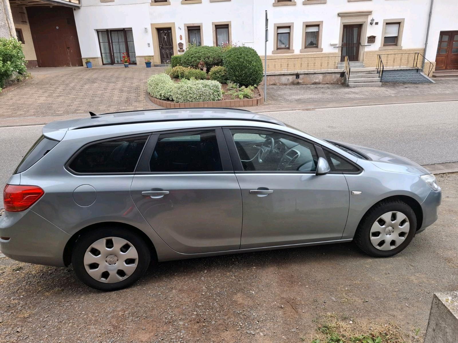 Opel Astra 2011 — rear view