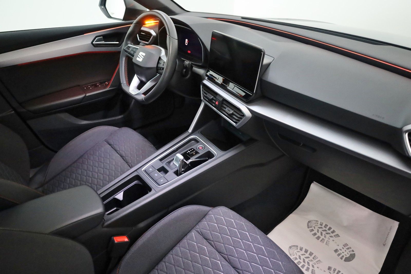 Fahrzeugabbildung SEAT Leon FR, Navi,LED,SH,Kamera,Panorama,ACC, SR+WR
