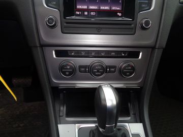 Bild 15 VW Golf VII Lim. Trendline BMT PDC SHZ GJR RADIOCD