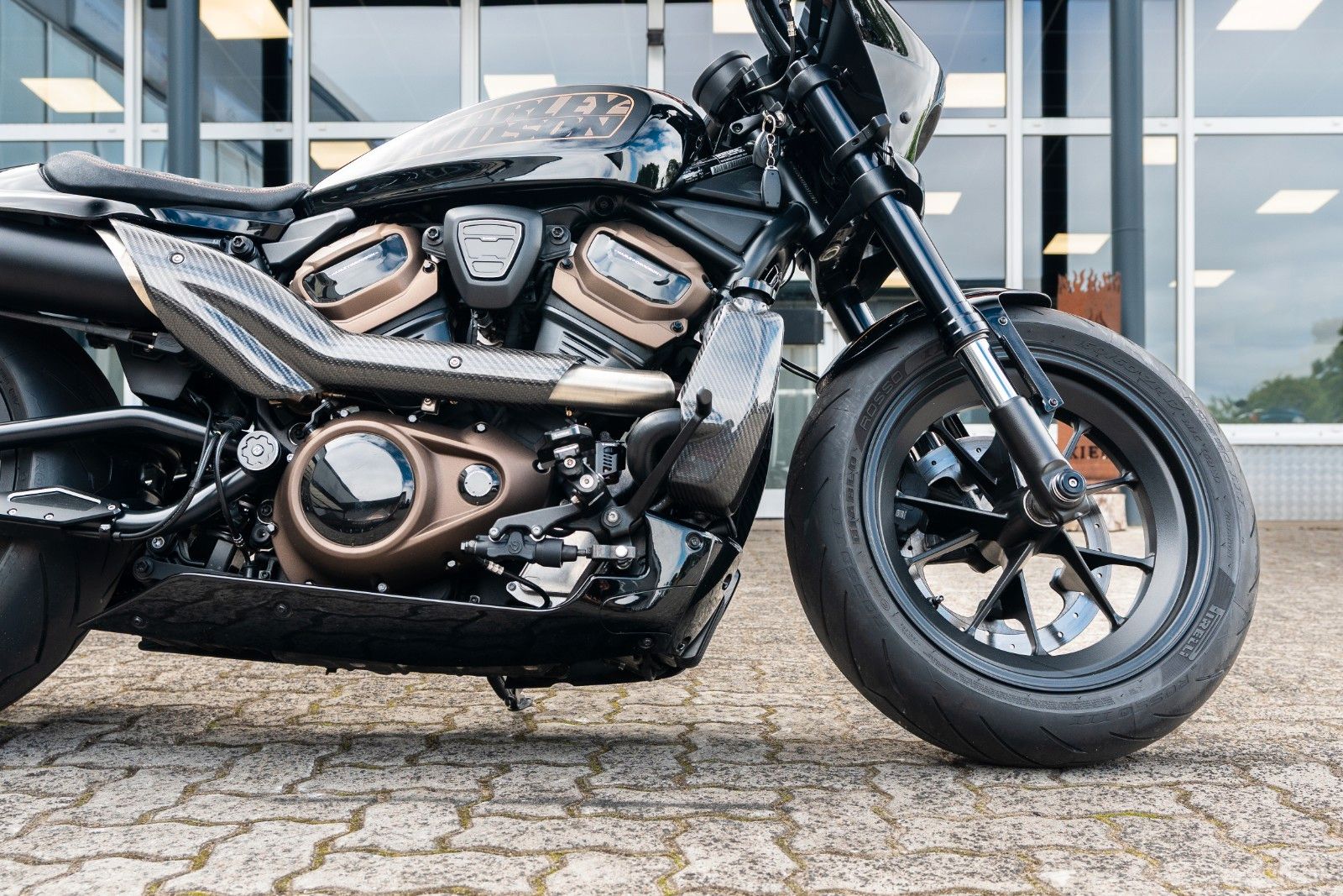 Fahrzeugabbildung Harley-Davidson Sportster S RH1250S - Jekill & Hyde 240er Umbau
