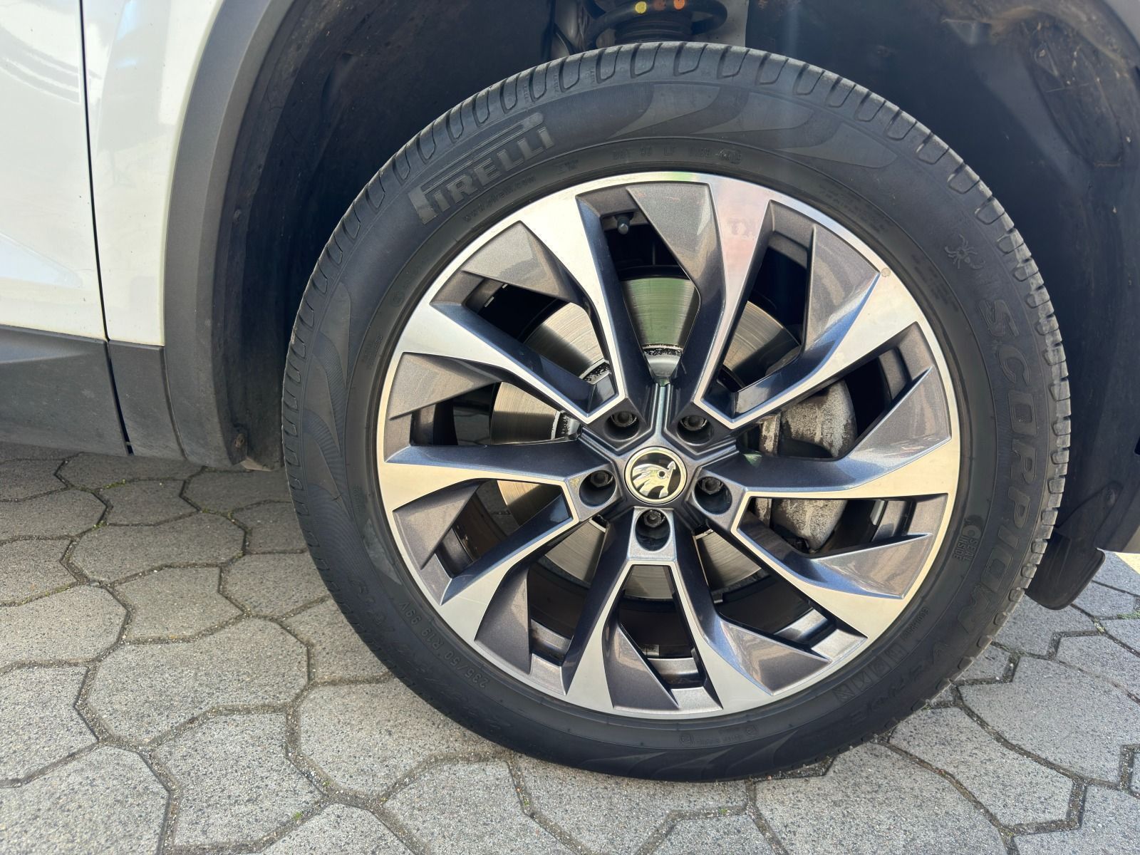 Fahrzeugabbildung SKODA Kodiaq 2.0 TSI Drive 125 4x4*360°Cam*AHK*SideAss