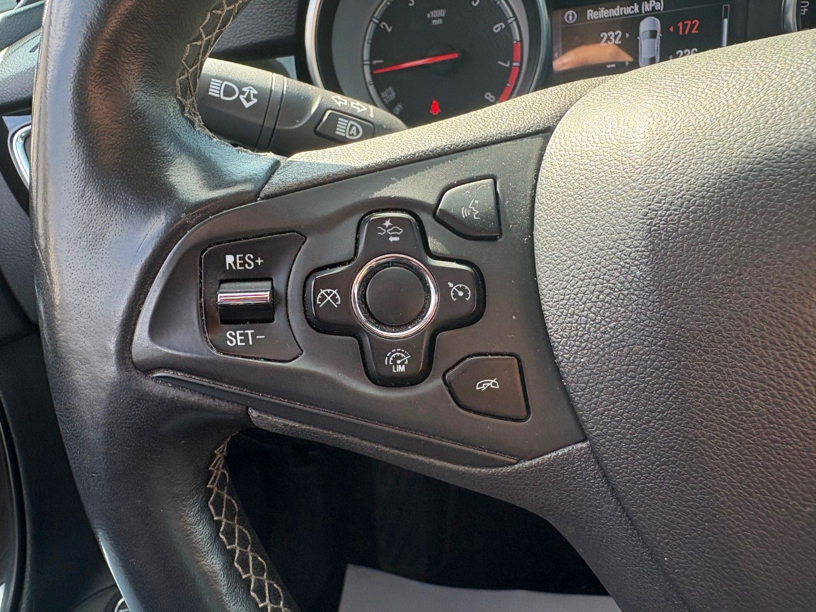 Fahrzeugabbildung Opel Astra K Sports Tourer 1.4 Aut. Navi LED Kamera
