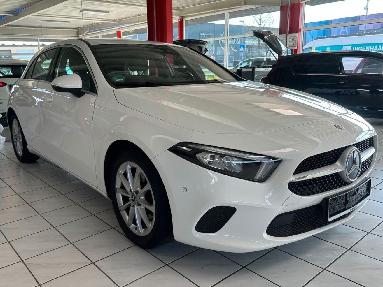 MERCEDES-BENZ A 200 Progressive SHZ NAVI PDC 8-fach bereift