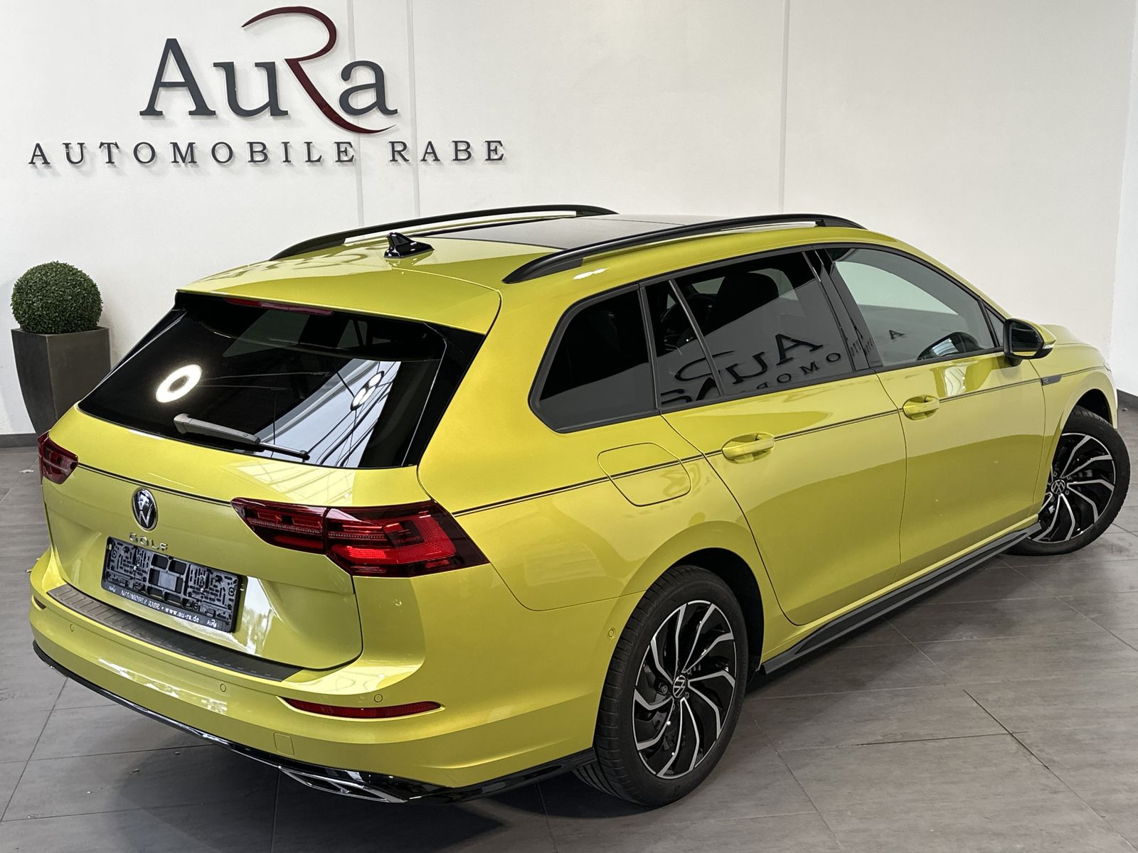 Fahrzeugabbildung Volkswagen Golf Variant 2.0 TSI DSG R-Line NAV+LED+AHK+PANO