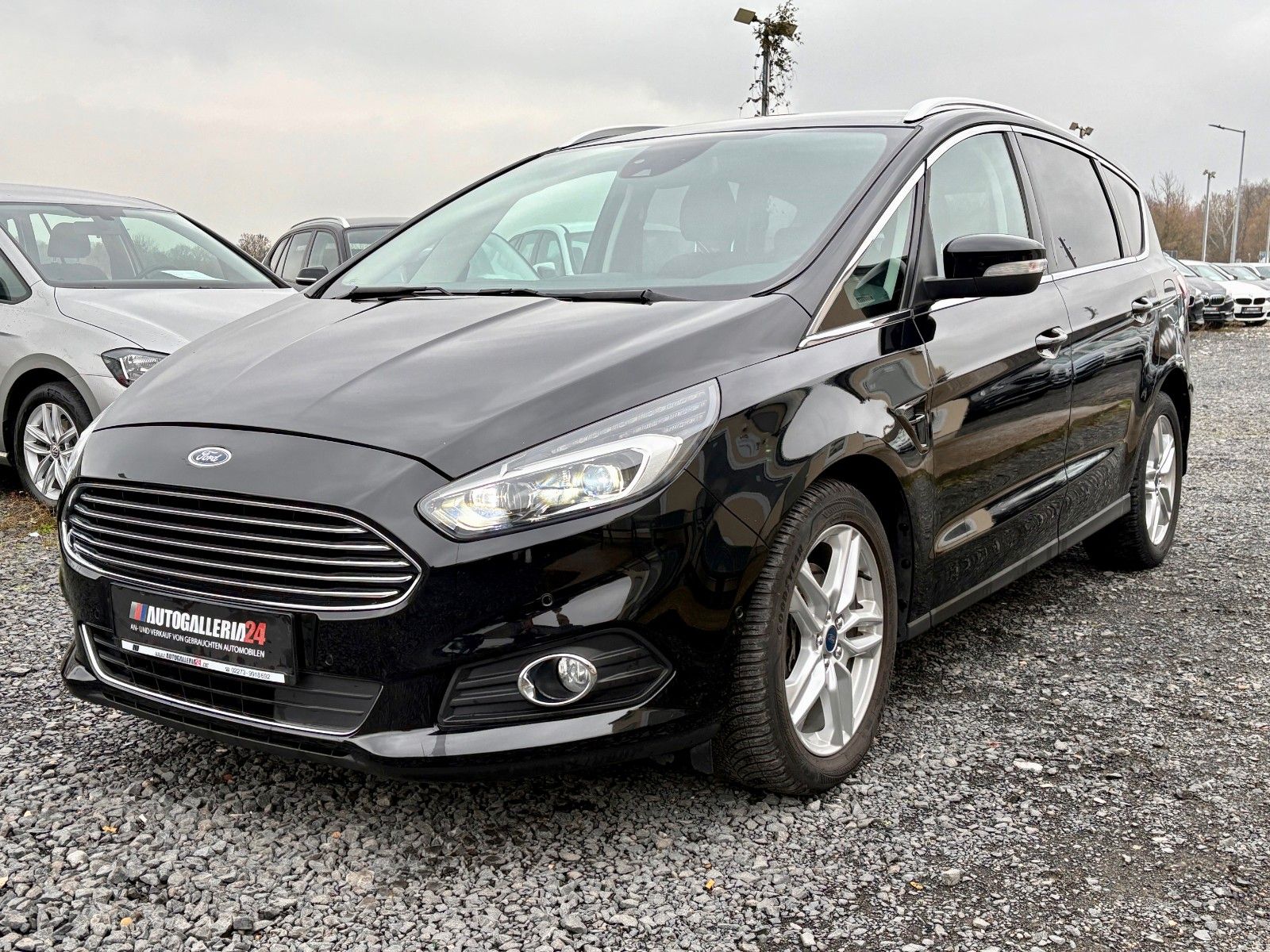 Fahrzeugabbildung Ford S-MAX 2.0 TITANIUM Aut. Navi LED 7-SITZER SPORTS