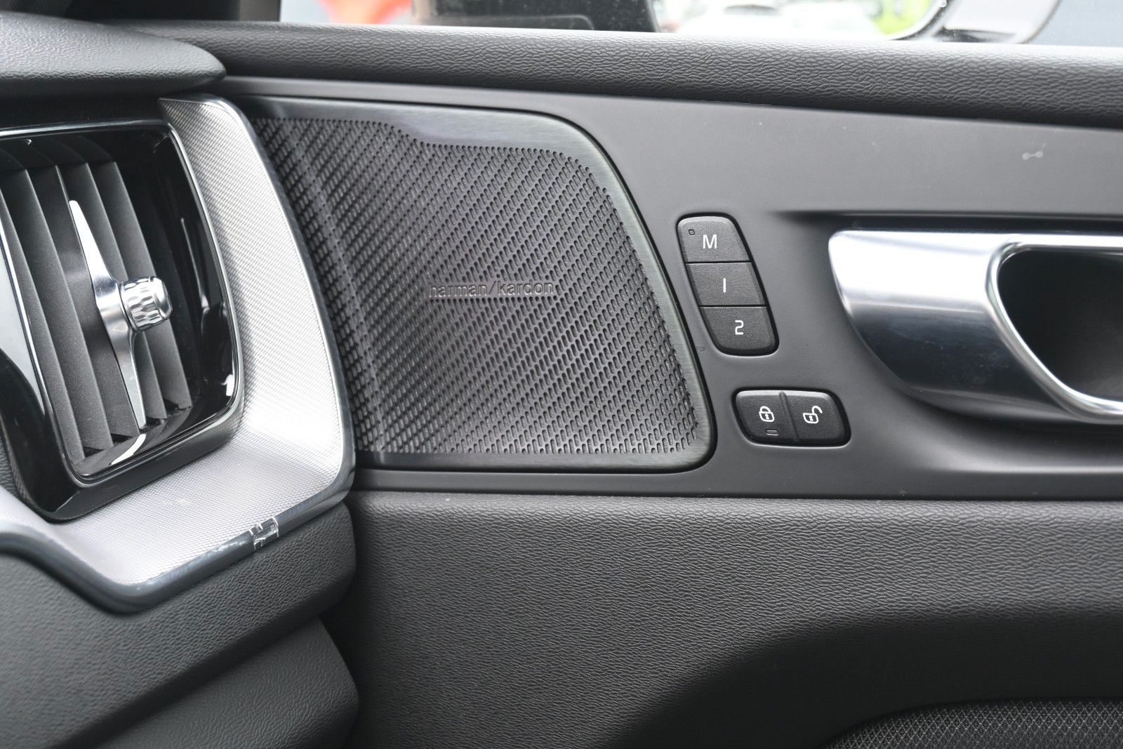 Fahrzeugabbildung Volvo XC60 B4 D AWD R Design*STDHZG*PANO*RFK*ACC