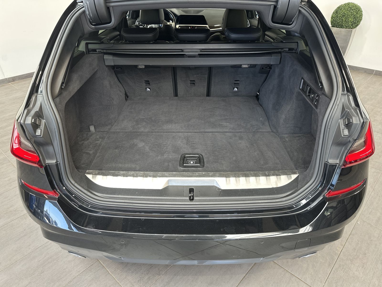 Fahrzeugabbildung BMW 330e Touring M-Sport NAV+LASER+AHK+HEAD-UP+19ZO