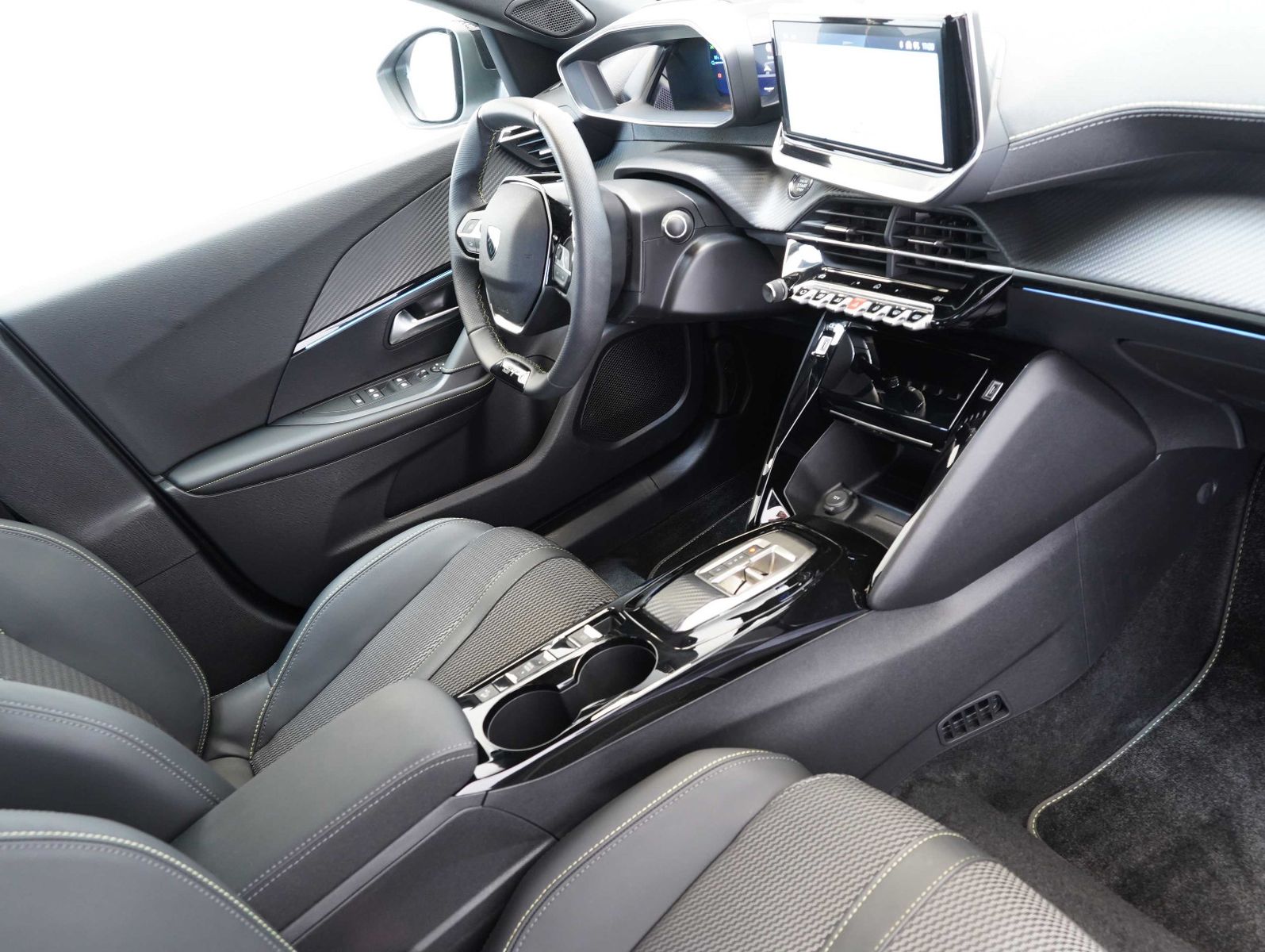 Fahrzeugabbildung Peugeot 2008 e- GT 11KW/LED/NAVI/360°/SOH