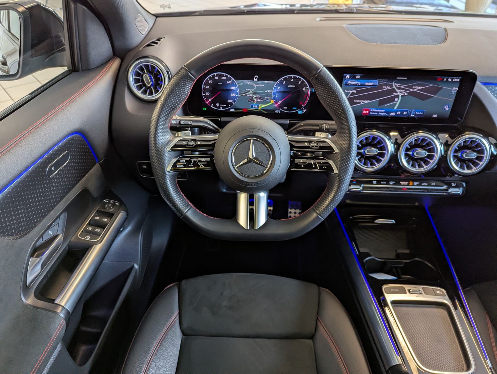 MERCEDES-BENZ GLA 200 AMG Multib. Distronic MBUX Pano AHK 360° - Image 21