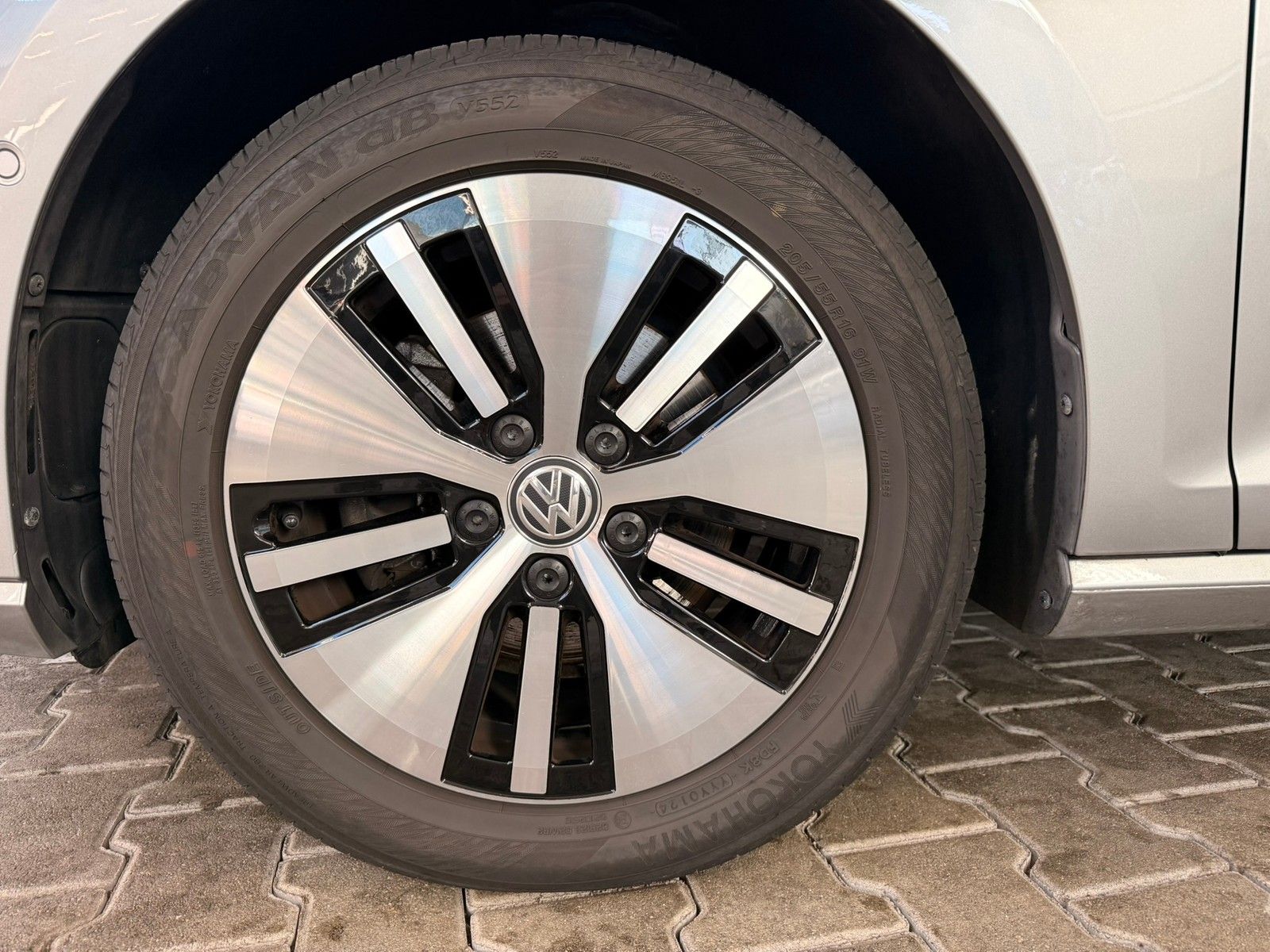 Fahrzeugabbildung Volkswagen e-Golf VII Lim +Wärmepumpe + LED + Spiegel Paket