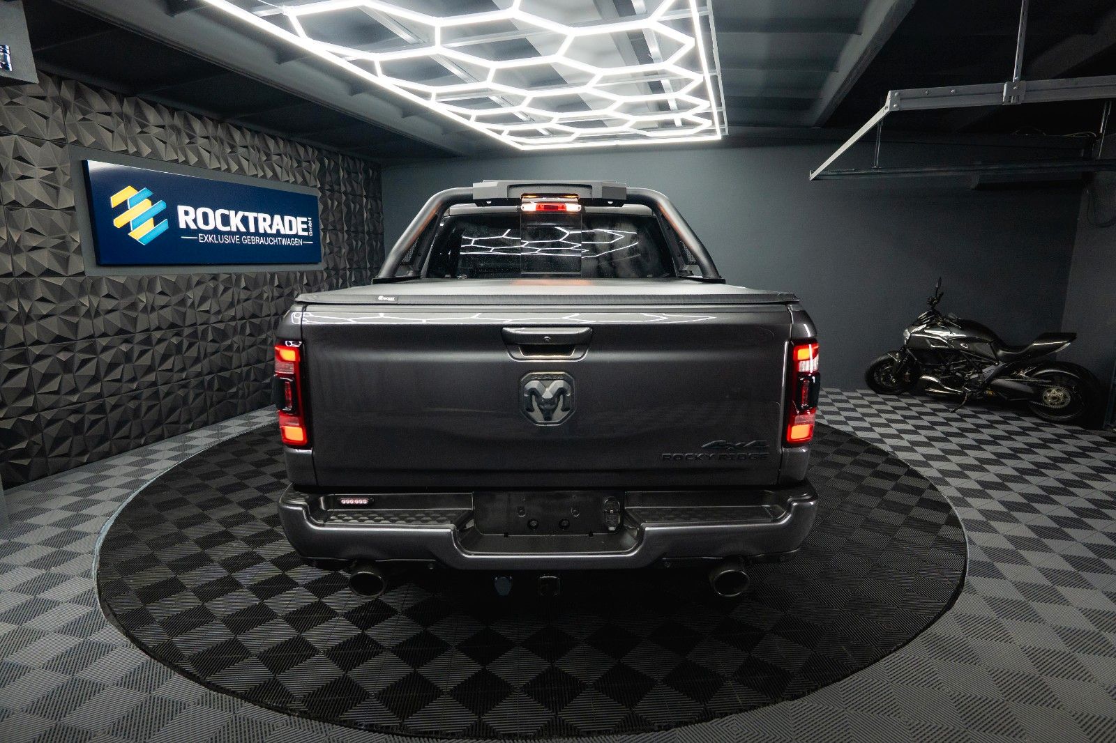 Fahrzeugabbildung Dodge RAM 5.7 V8 HEMI 4x4 ROCKY RIDGE OFFROAD Pano 19%