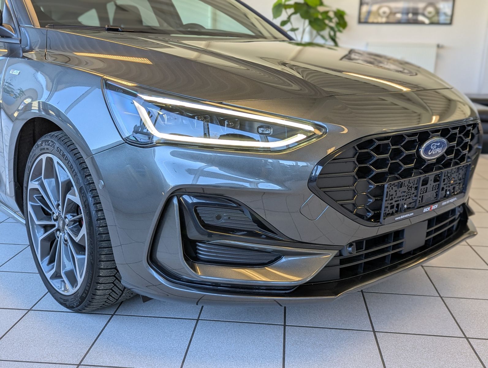 Fahrzeugabbildung Ford Focus 1.0 ST-Line X Styling Matrix B&O Pano 18"