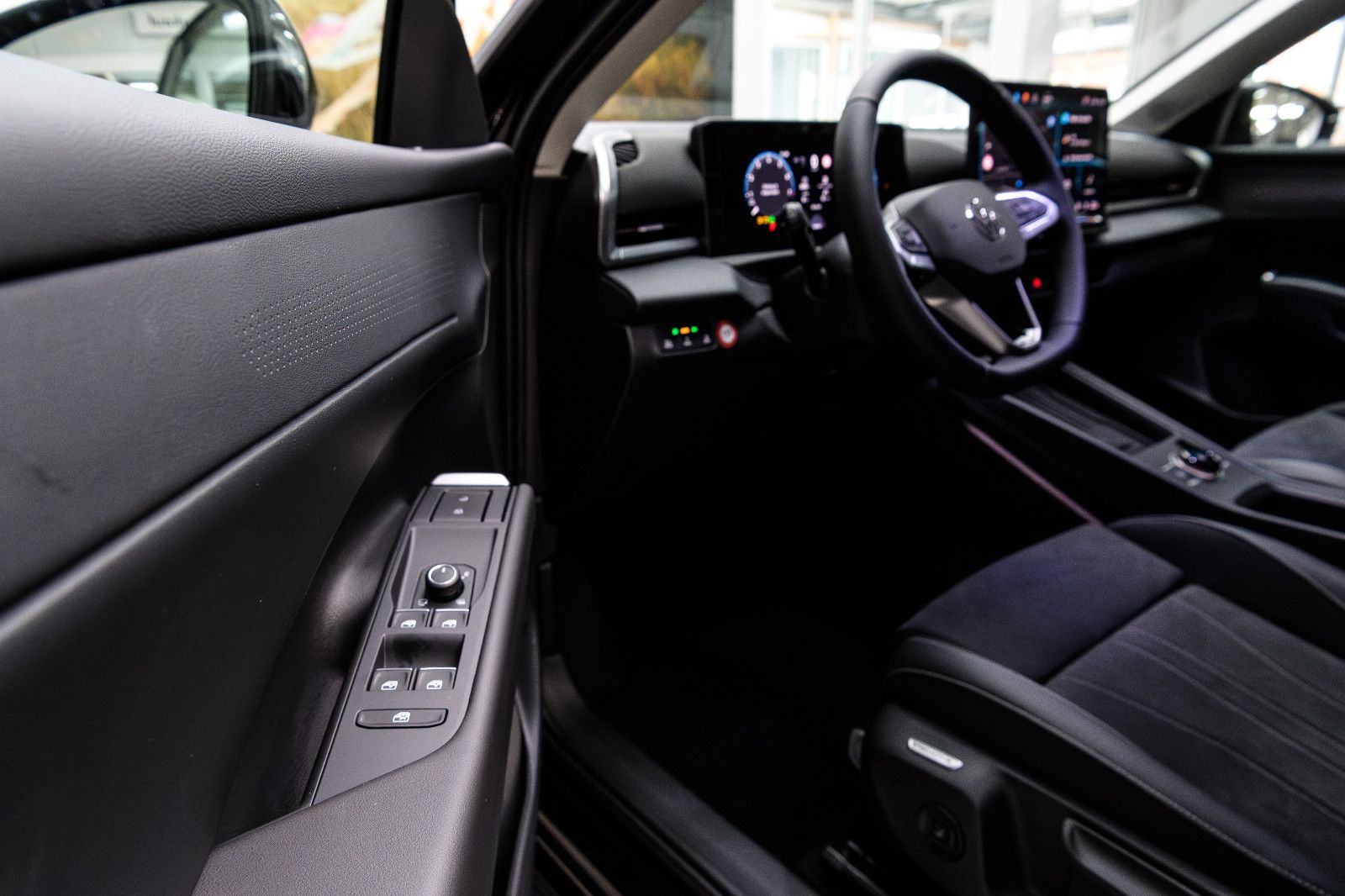 Fahrzeugabbildung Volkswagen T-Roc 1.5 eTSI  Style+IQ-Light+AHK+5 Jahre Gar.