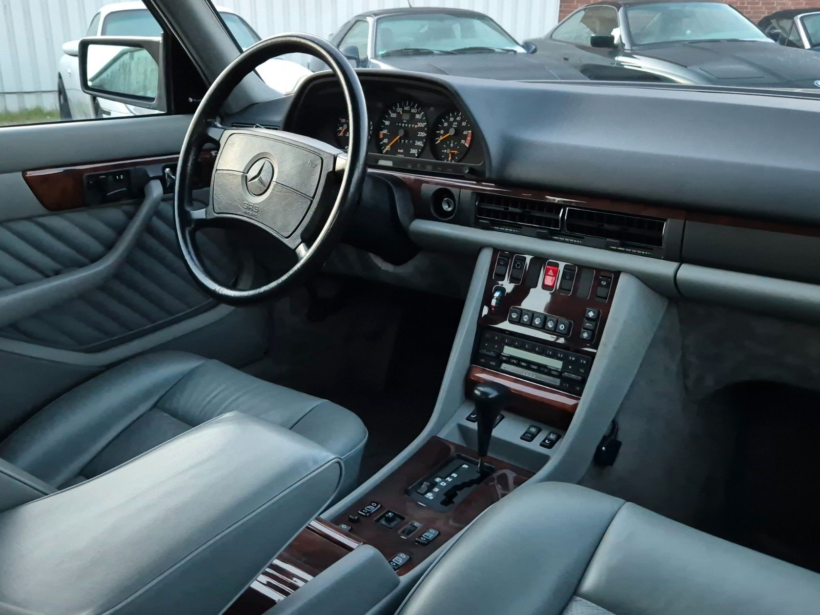 Fahrzeugabbildung Mercedes-Benz 560 SEL/Deutsch/Coupé Sitzanlage/Bestzustand