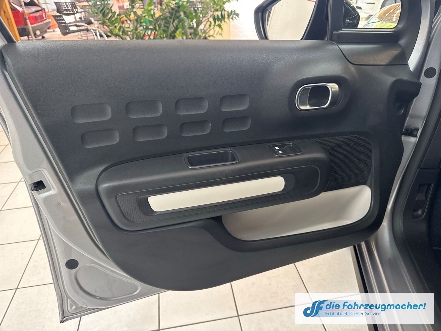 Fahrzeugabbildung Citroën C3 C-Series 1.2 PureTech LED Klimaautom DAB SHZ