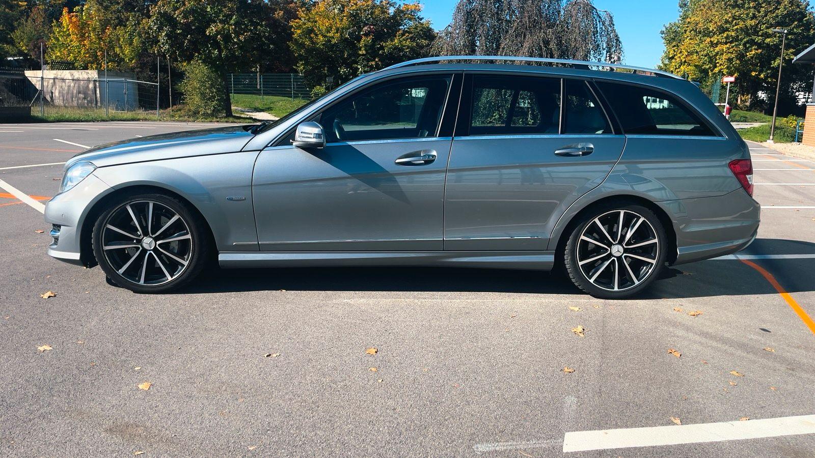 Mercedes-Benz 300 2011 — rear view