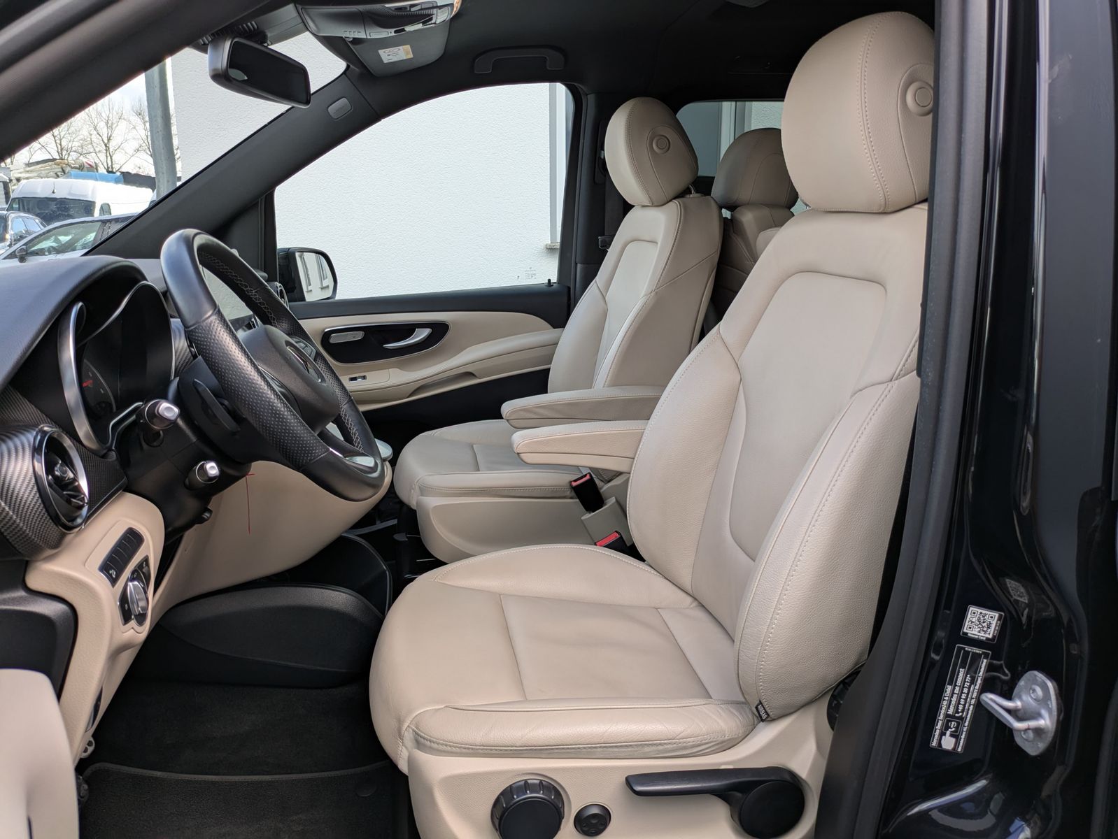 Fahrzeugabbildung Mercedes-Benz V 300 d AVANTGARDE 4MATIC lang AMG*PANO*LED*DIST